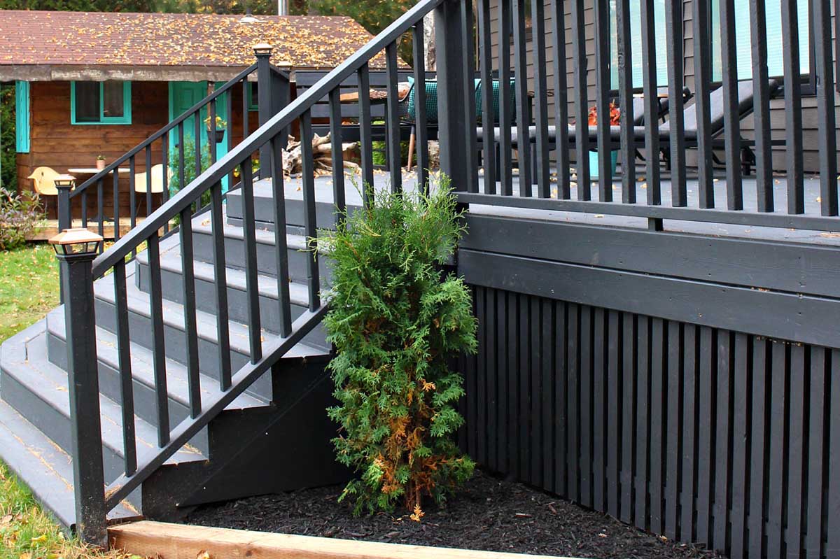 Metal deck skirting